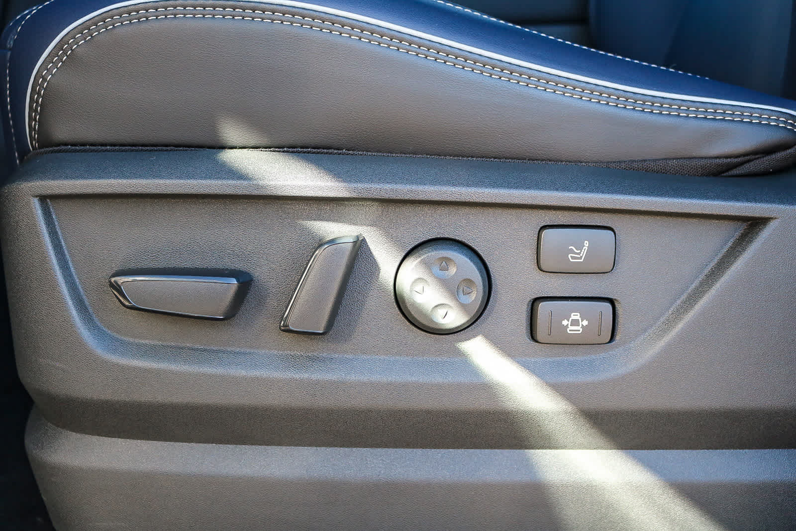 Thumbnail: 2026 INFINITI QX80 - 25