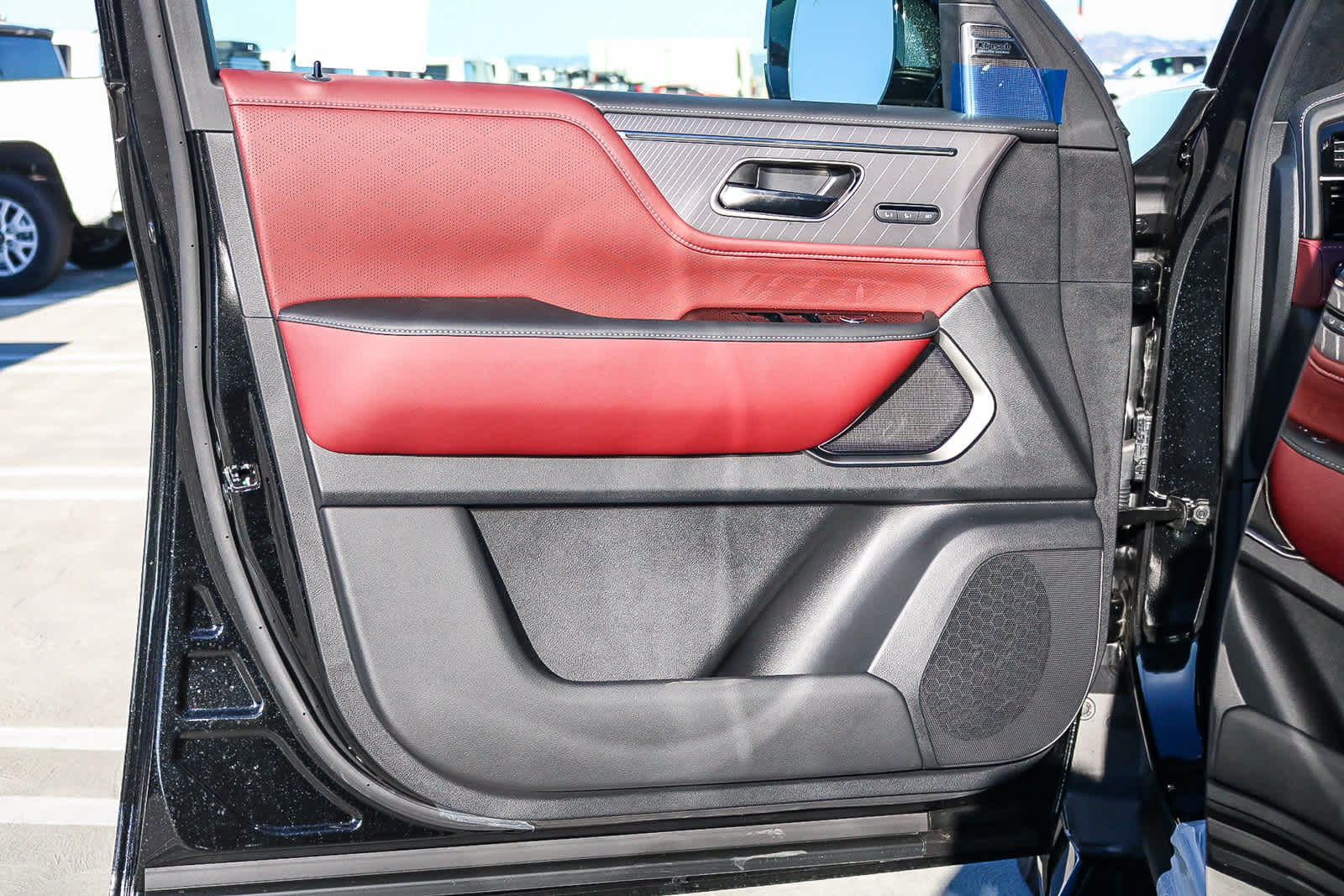 Thumbnail: 2026 INFINITI QX80 - 25