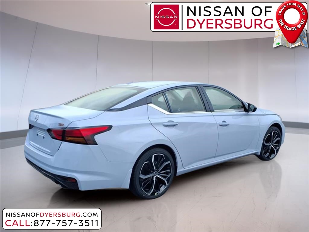 2025 Nissan Altima SR photo 3