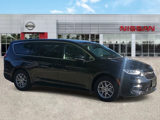 2024 Chrysler Pacifica Touring L photo 2