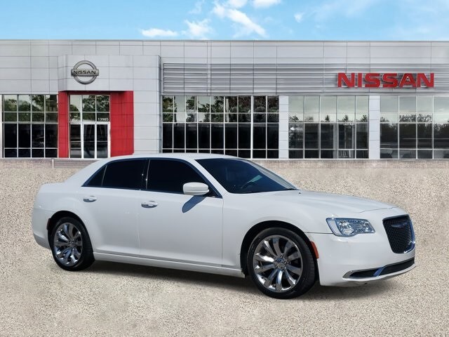 2017 Chrysler 300 Limited photo 2