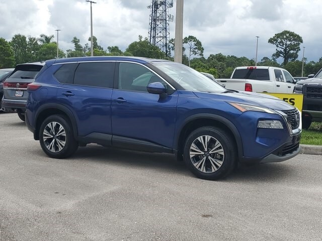 2022 Nissan Rogue SV photo 2