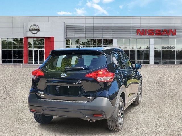 2019 Nissan Kicks SR photo 2
