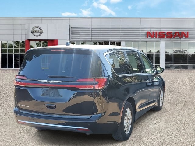 2024 Chrysler Pacifica Touring L photo 4
