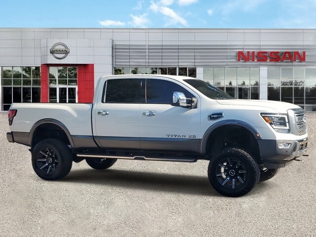 2023 Nissan Titan Platinum Reserve photo 2