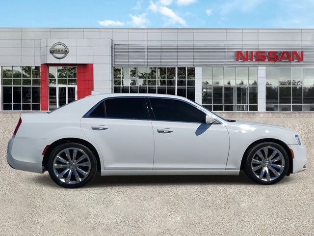 2017 Chrysler 300 Limited photo 3