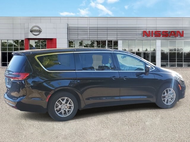 2024 Chrysler Pacifica Touring L photo 3