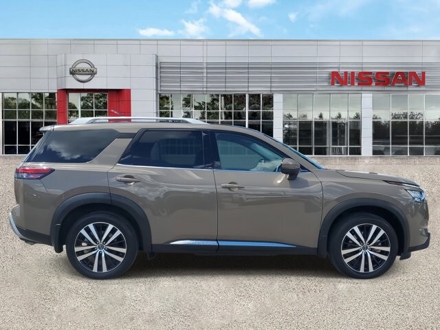 2024 Nissan Pathfinder Platinum photo 2