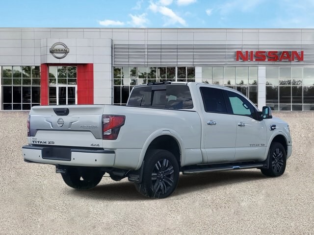 2023 Nissan Titan Platinum Reserve Crew Cab photo 2