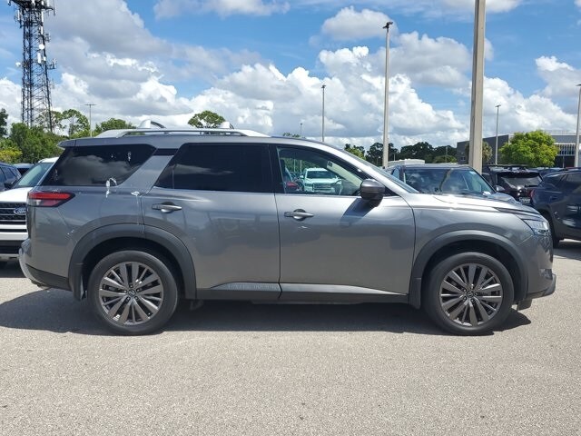 2024 Nissan Pathfinder SL photo 3