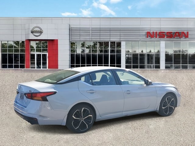 2023 Nissan Altima 2.5 SR photo 3