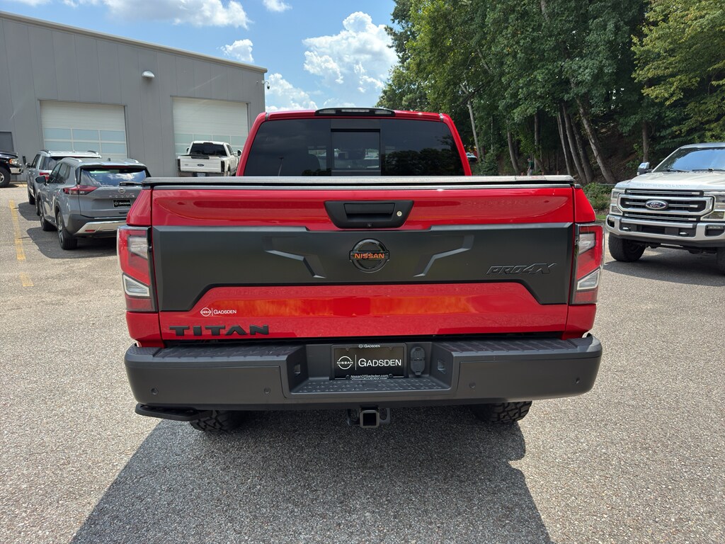 2020 Nissan Titan PRO-4X Crew Cab photo 2