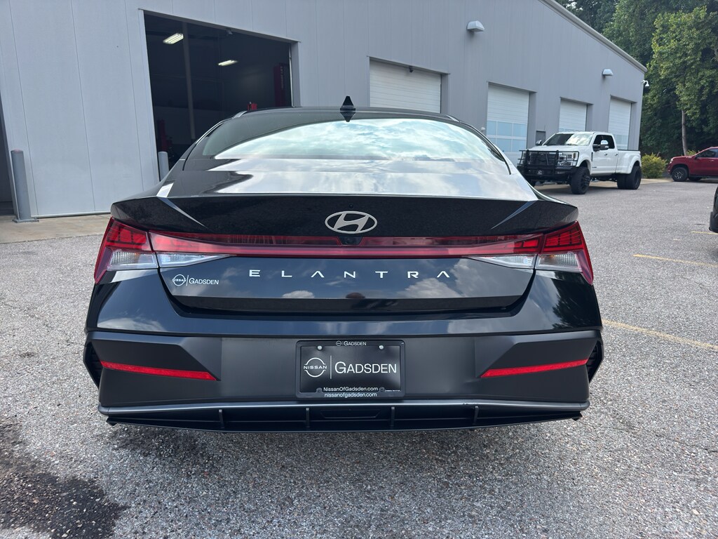 2024 Hyundai Elantra SEL Convenience photo 4