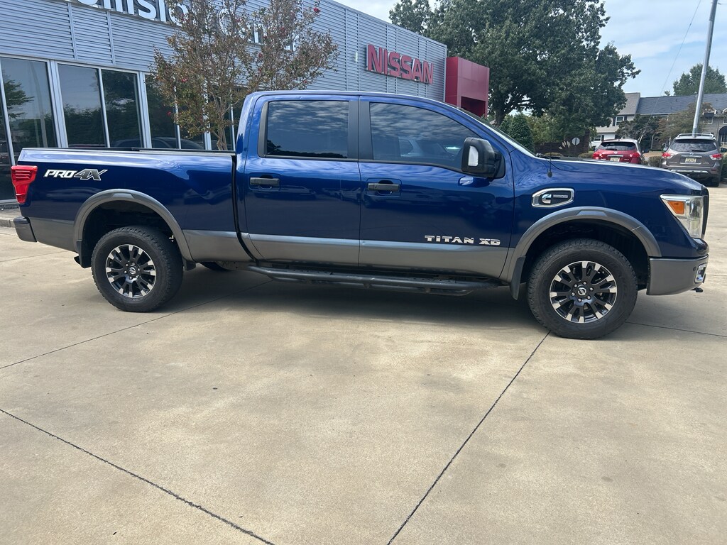 2017 Nissan Titan PRO-4X Crew Cab photo 2