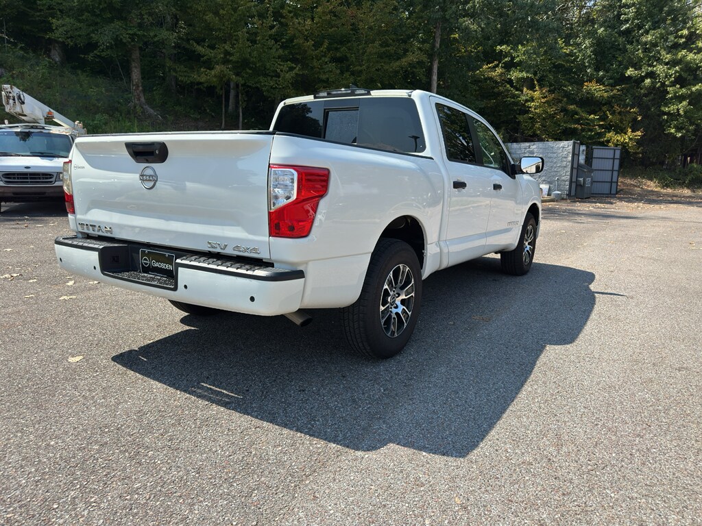2023 Nissan Titan SV Crew Cab photo 2