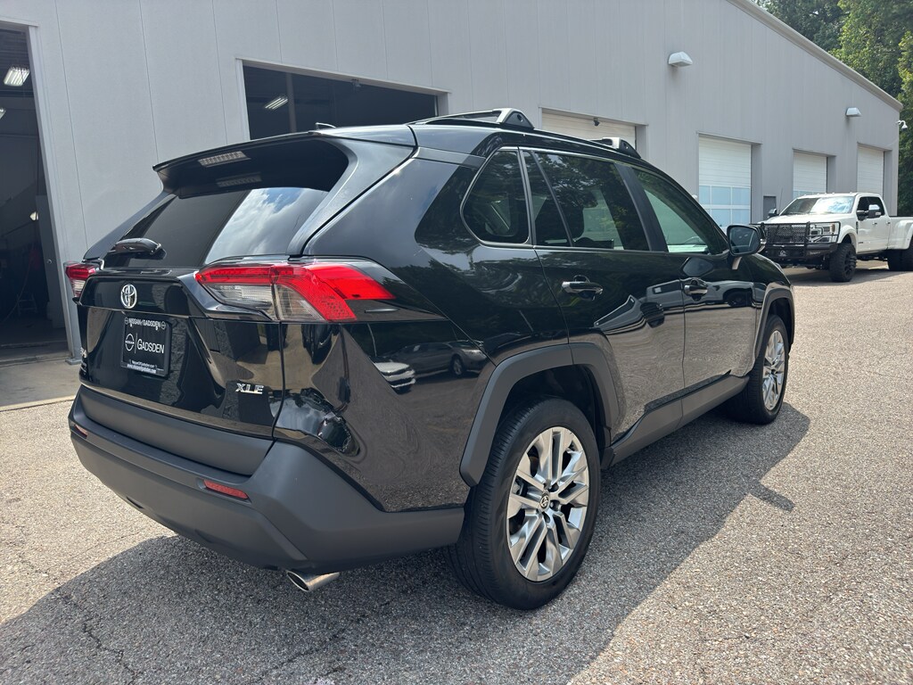 2023 Toyota RAV4 XLE Premium photo 3