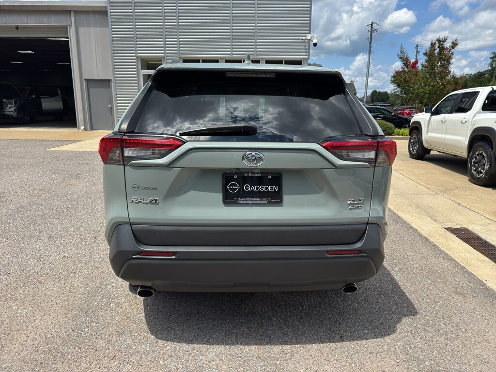 2020 Toyota RAV4 XLE photo 4
