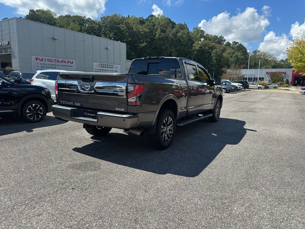 2018 Nissan Titan Platinum Reserve Crew Cab photo 2