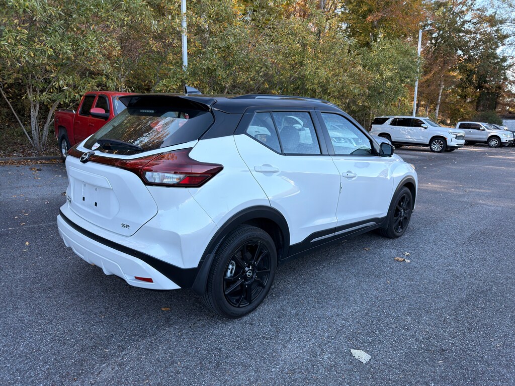 2023 Nissan Kicks SR photo 2