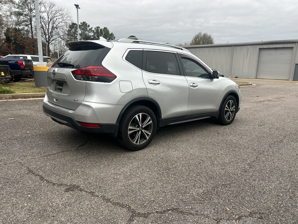 2019 Nissan Rogue SV photo 3