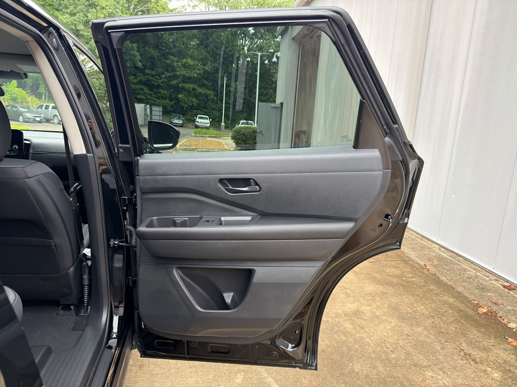 2025 Nissan Pathfinder SV - Photo 18