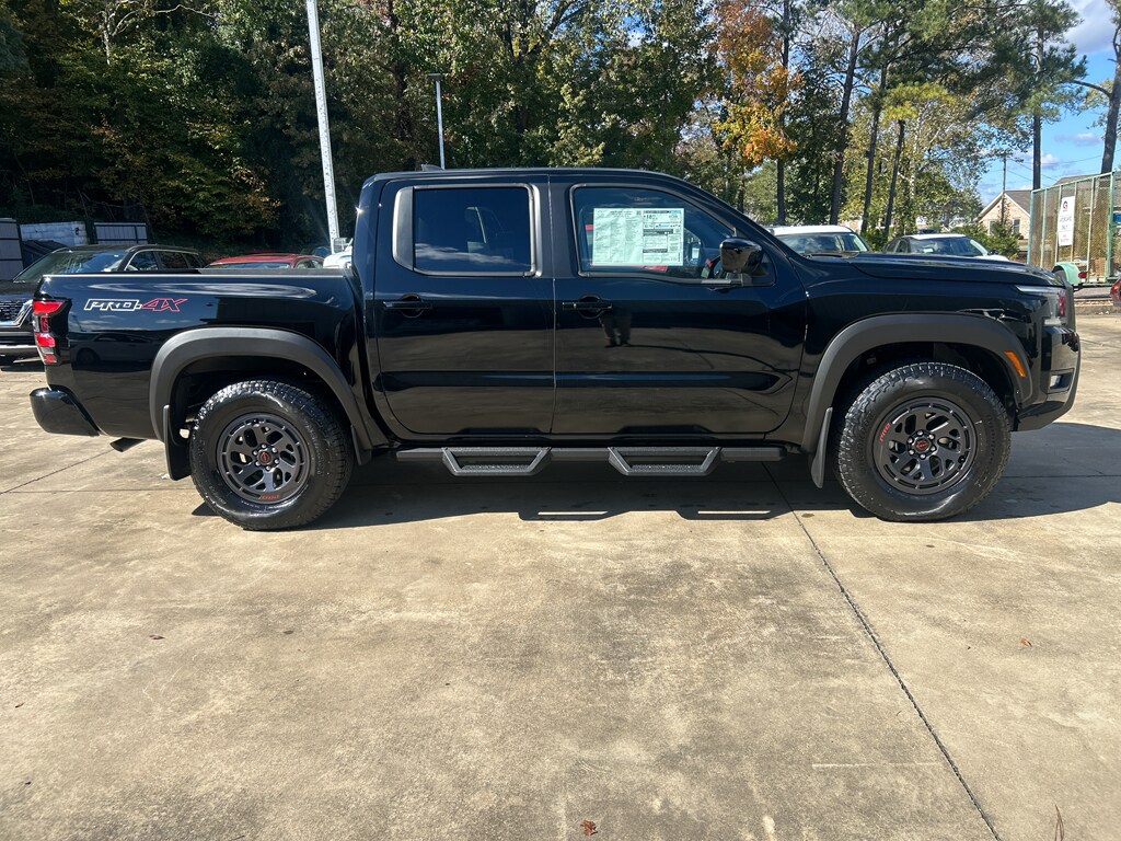 2026 Nissan Frontier PRO-4X photo 2