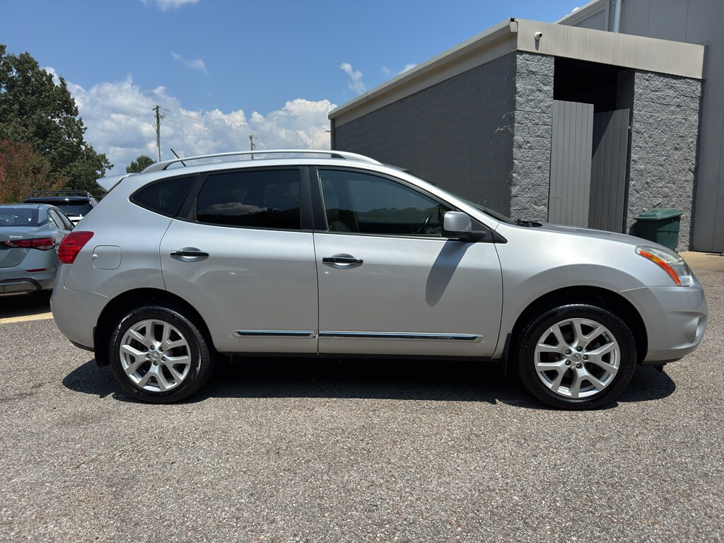 2011 Nissan Rogue SV photo 2