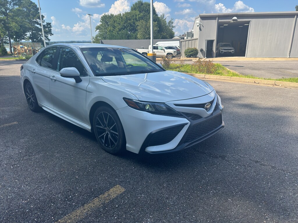 2021 Toyota Camry SE photo 3
