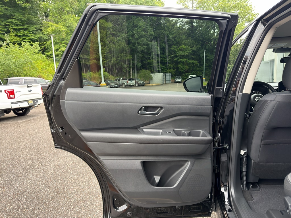 2025 Nissan Pathfinder SV - Photo 10