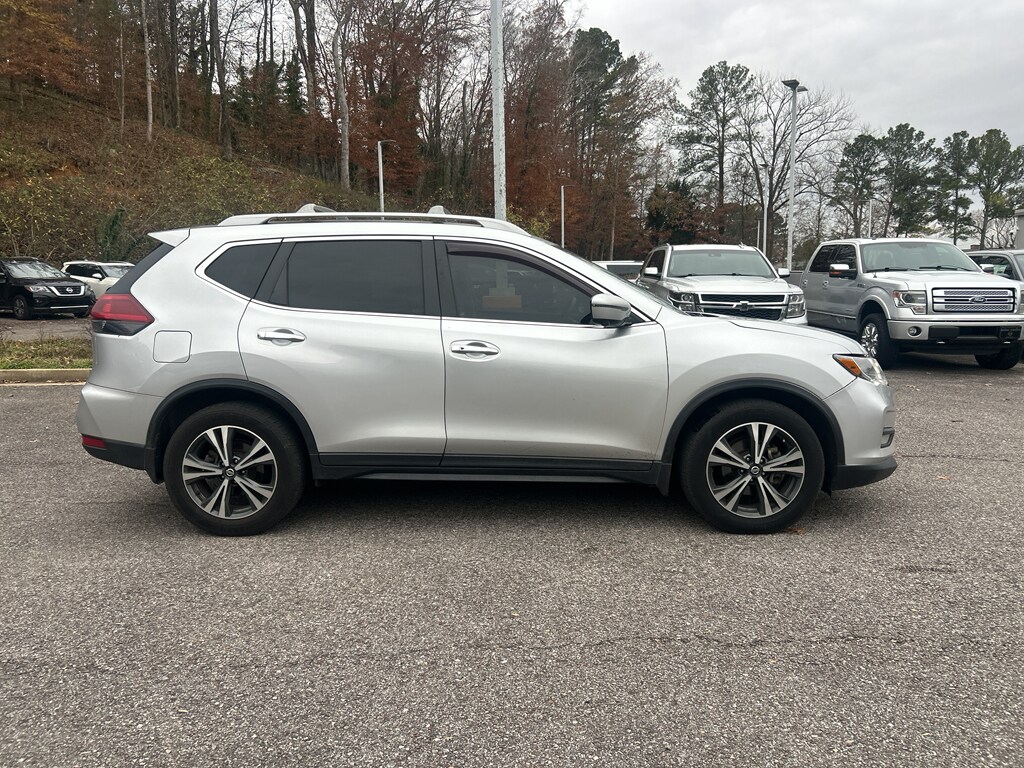 2019 Nissan Rogue SV photo 2