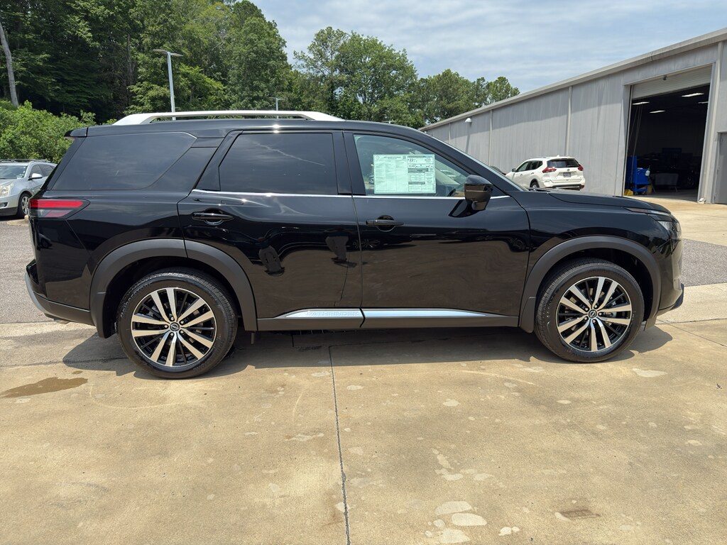 2025 Nissan Pathfinder Platinum photo 2
