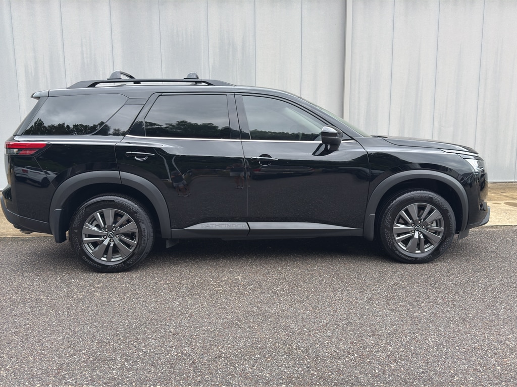 2025 Nissan Pathfinder SV - Photo 8