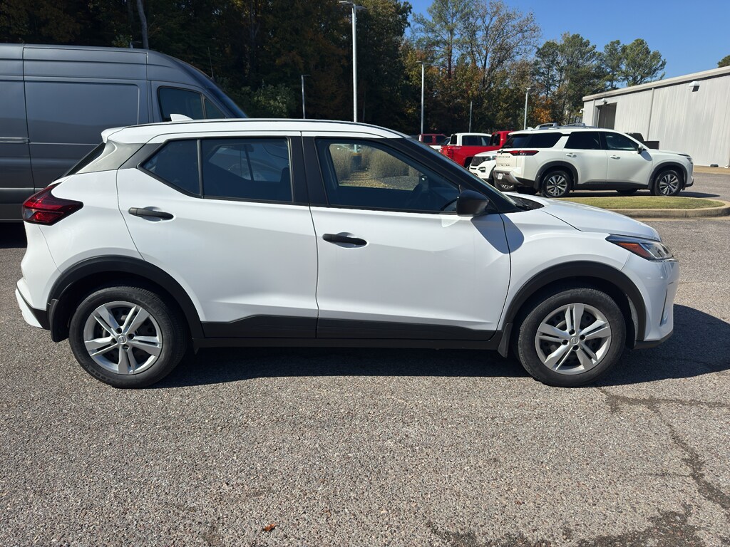 2024 Nissan Kicks S photo 3