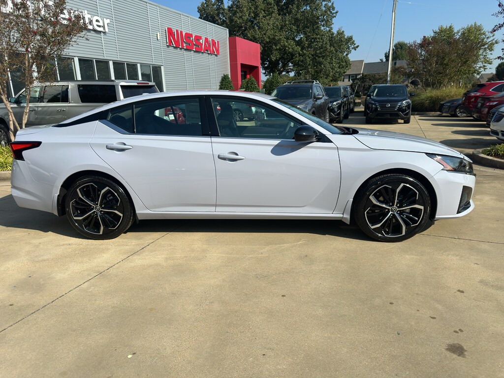 2025 Nissan Altima SR photo 2
