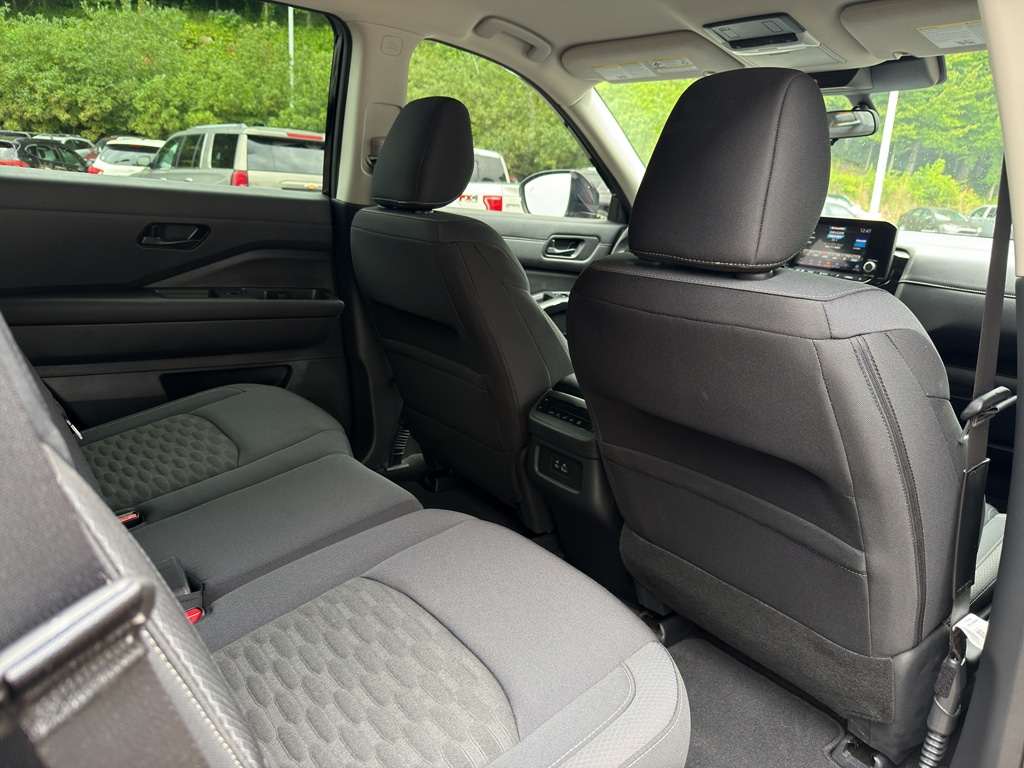 2025 Nissan Pathfinder SV - Photo 19