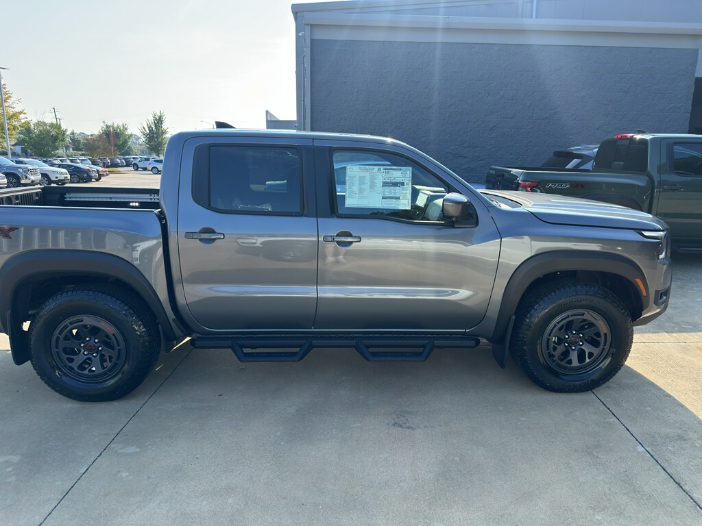 2026 Nissan Frontier PRO-4X Crew Cab photo 2