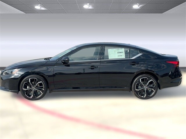 2025 Nissan Altima SR photo 2