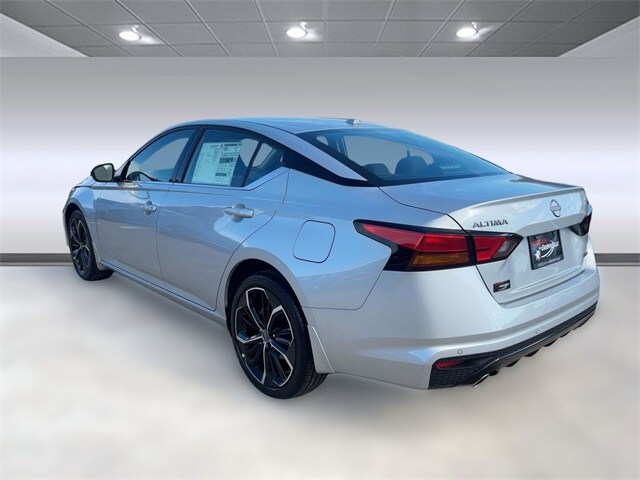 2025 Nissan Altima SR photo 3