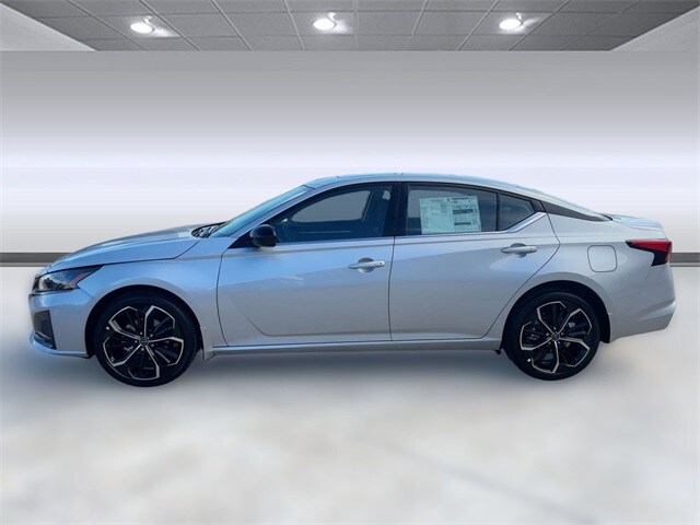 2025 Nissan Altima SR photo 2