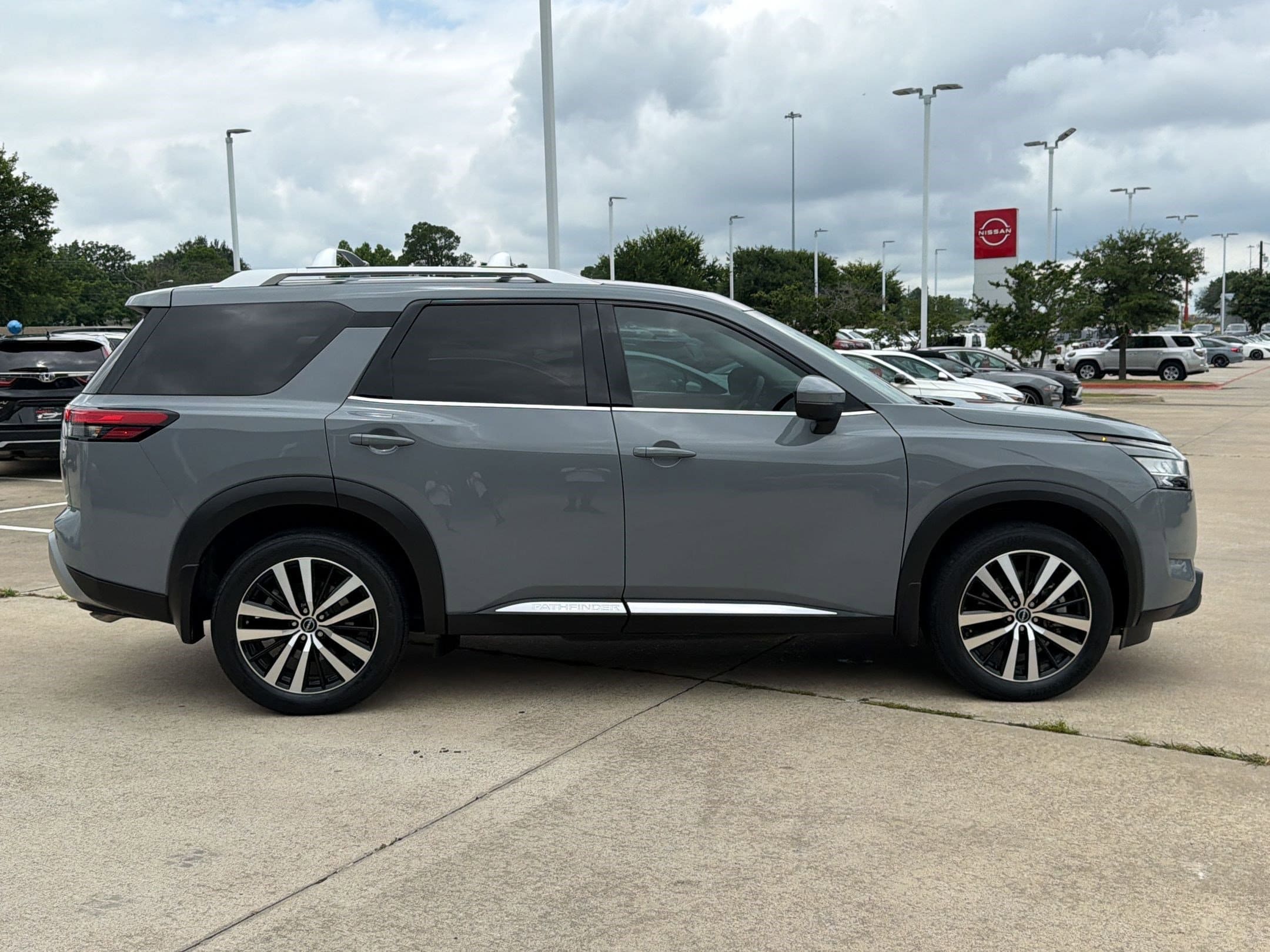 Pathfinder Platinum SUV