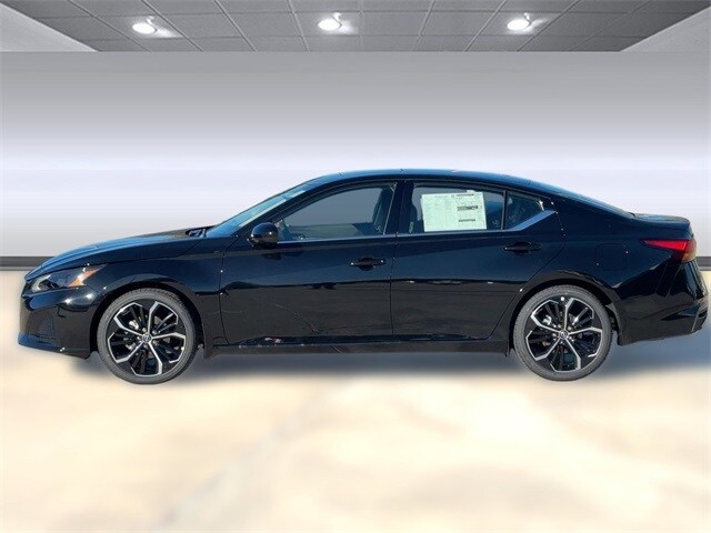 2025 Nissan Altima SR photo 2