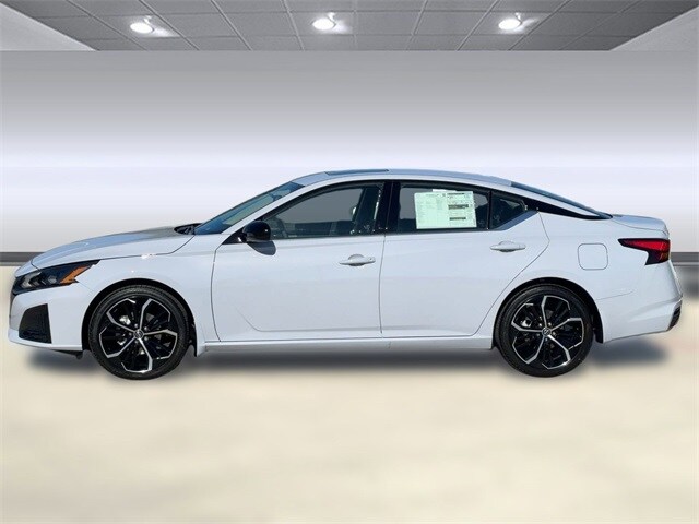 2025 Nissan Altima SR photo 2