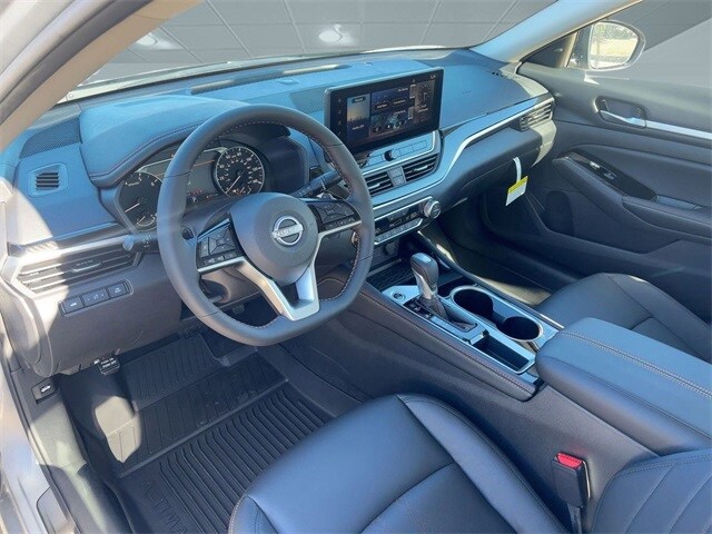 2025 Nissan Altima SR photo 4