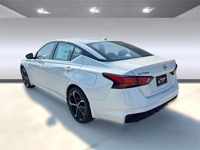 2025 Nissan Altima SR photo 3