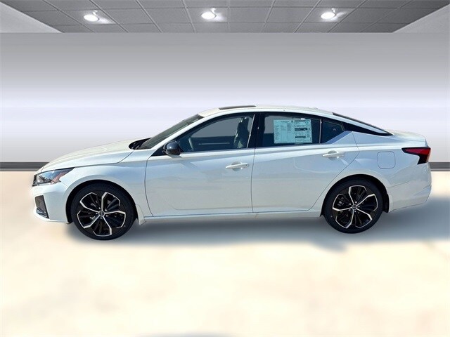 2025 Nissan Altima SR photo 2