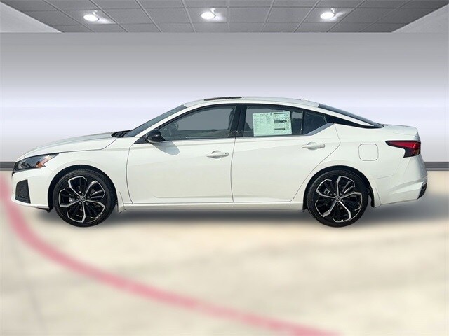 2025 Nissan Altima SR photo 2