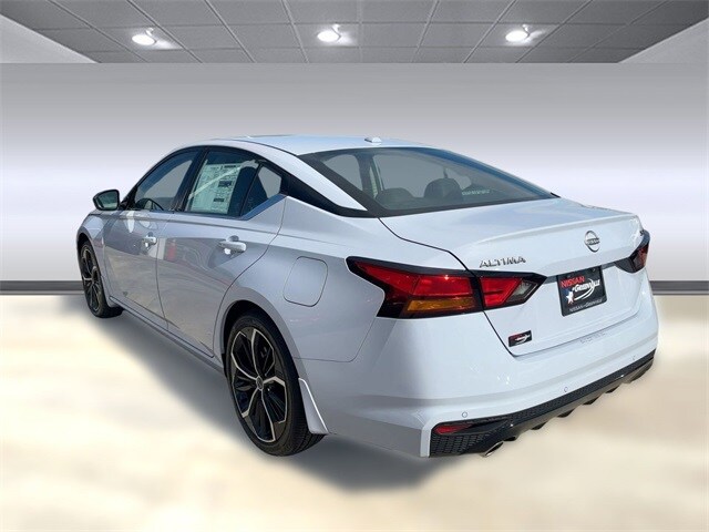 2025 Nissan Altima SR photo 3