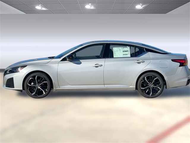 2025 Nissan Altima SR photo 2