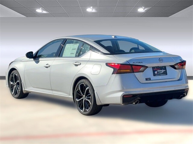 2025 Nissan Altima SR photo 3