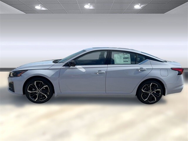 2025 Nissan Altima SR photo 2